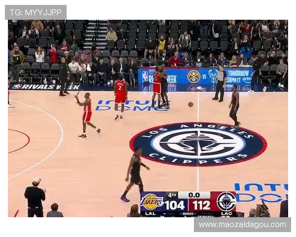 快船拒湖人逆转 哈登詹姆斯赛后深情拥抱